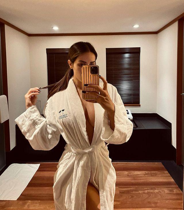 Ещё одно селфи от lola miami в белом халатике на голое тело.