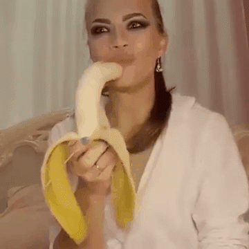 Гиф анимация Девушка с бананом