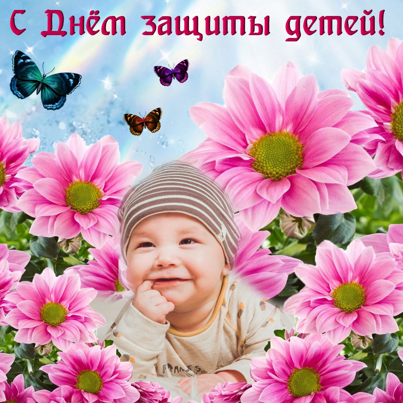 Забавный малыш среди розовых цветов.