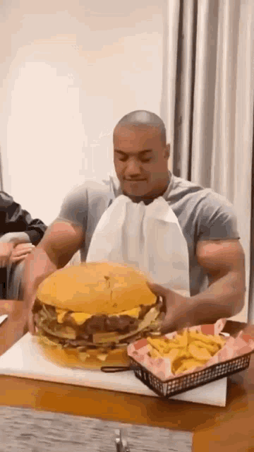 Смешная gif картинка Ест бургер гиф.