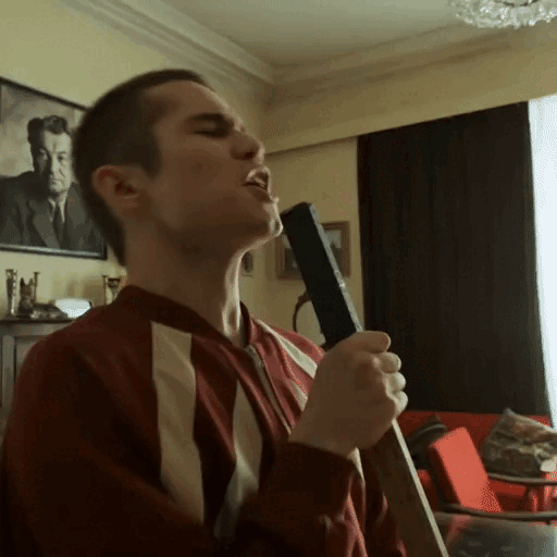 Смешная Гифка из сериала "Слово пацана".