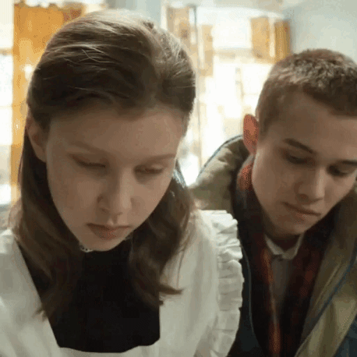 Романтическая gif картинка влюблённые школьники в СССР.