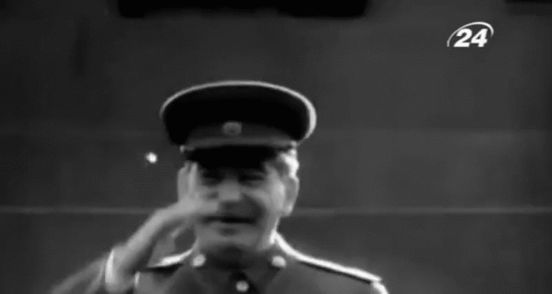Гифка Сталин отдаёт честь. Гифка Сталин отдаёт честь.