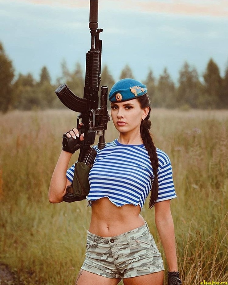 Девушка в военной форме морская пехота