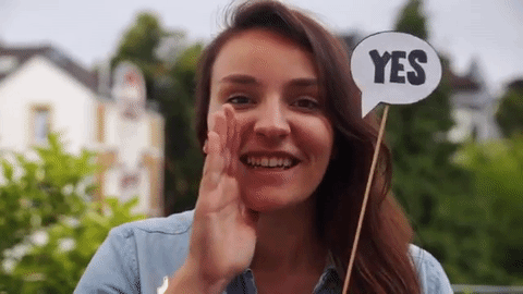 Анимация девушка с табличкой "Yes". Анимация девушка с табличкой "Yes".