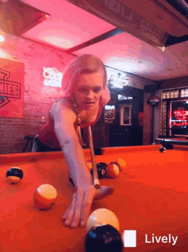 Девушка на бильярдном столе gif Девушка на бильярдном столе gif