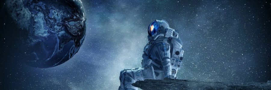 Космонавт сидя на луне смотри на землю. Космонавт сидя на луне смотри на землю.
