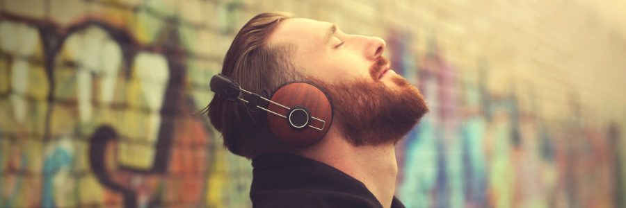 Мужик в наушниках. Мужик в наушниках.