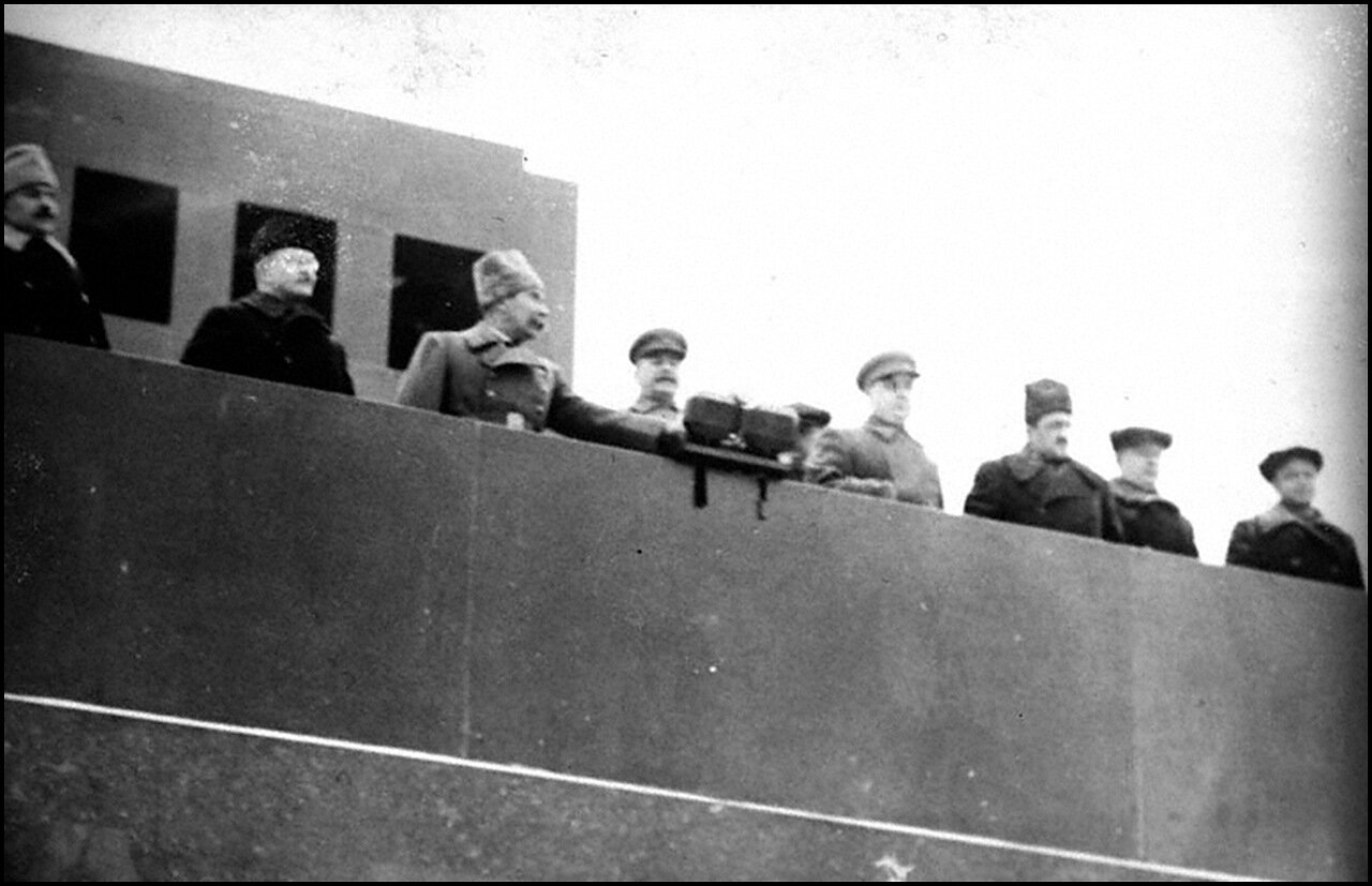 Руководители партии и правительства на трибуне Мавзолея В.И.Ленина в день празднования 24-й годовщины Великой Октябрьской социалистической революции Руководители партии и правительства на трибуне Мавзолея В.И.Ленина в день празднования 24-й годовщины Великой Октябрьской социалистической революции