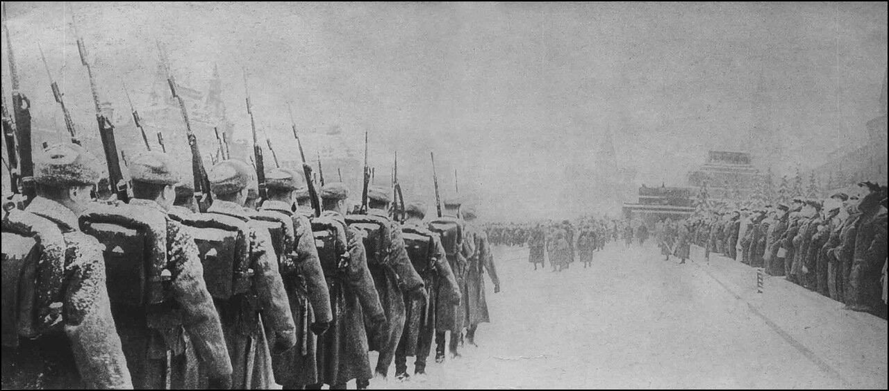 Парад на Красной площади 7 ноября 1941 года Солдаты с винтовками СВТ-40. Парад на Красной площади 7 ноября 1941 года Солдаты с винтовками СВТ-40.