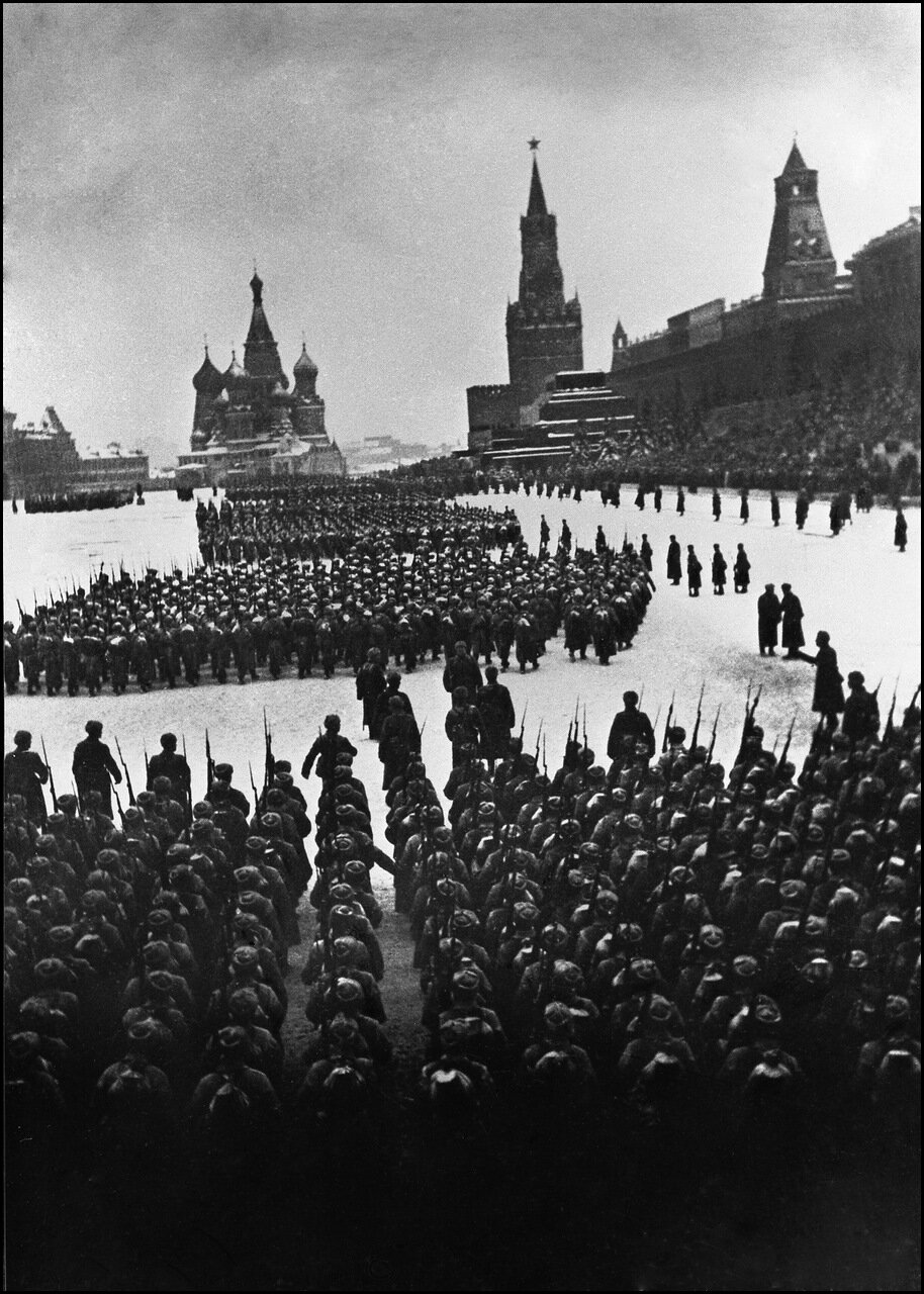 Военный парад на Красной площади. Москва, 7 ноября 1941 года. Военный парад на Красной площади. Москва, 7 ноября 1941 года.