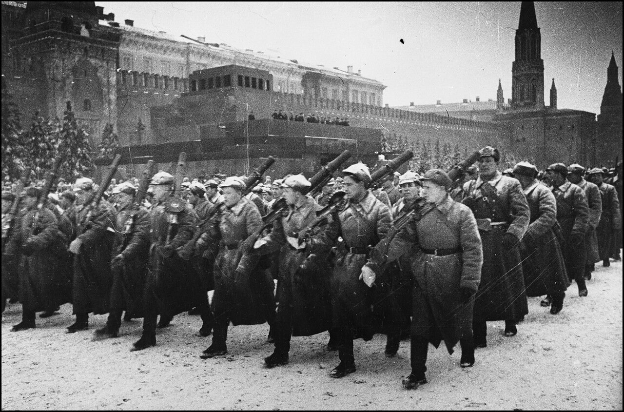 Парад на Красной площади 7 ноября 1941 года Пулеметчики. Парад на Красной площади 7 ноября 1941 года Пулеметчики.