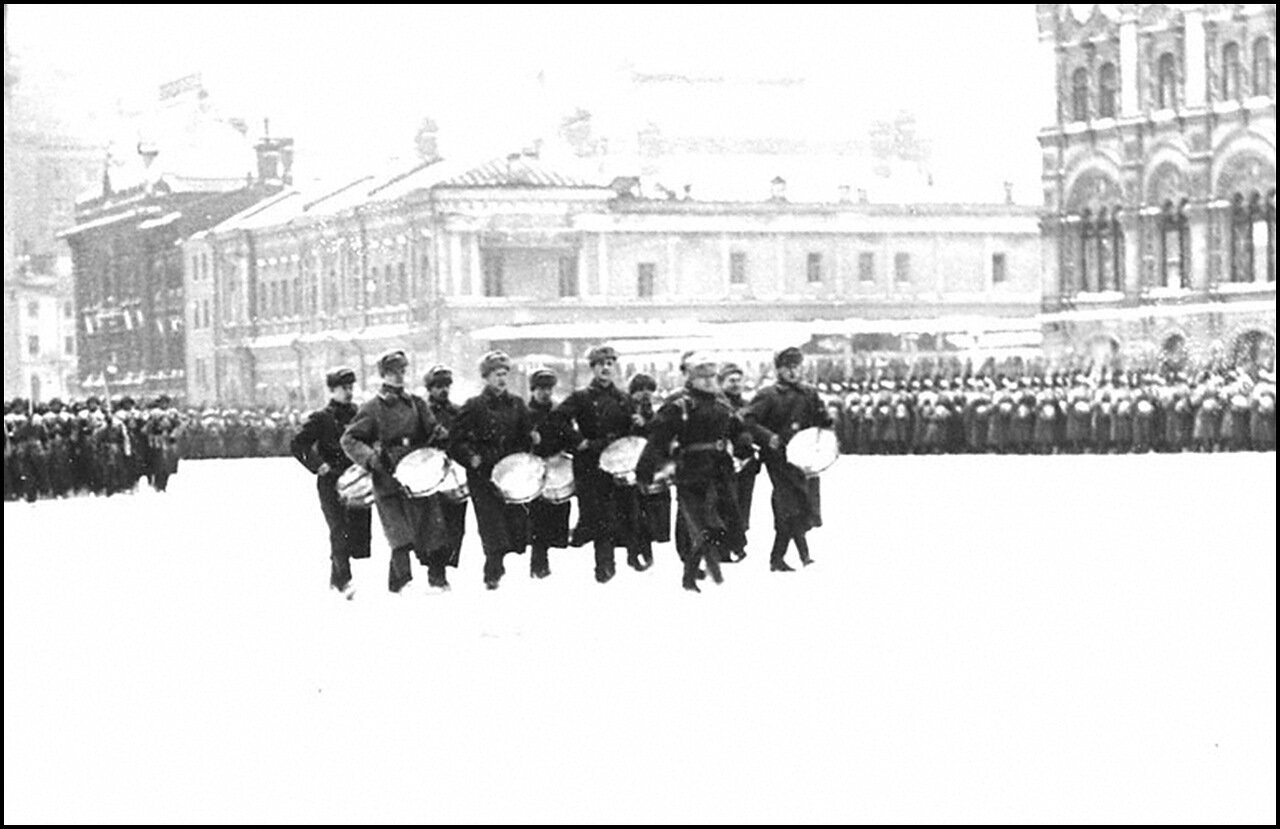 Марш на Красной площади в честь военного парада 7 ноября 1941 года Марш на Красной площади в честь военного парада 7 ноября 1941 года