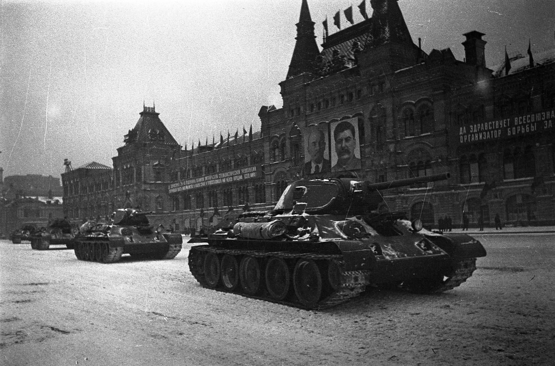 Во время военного парада на Красной площади, посвященного 24-й годовщине Великой Октябрьской социалистической революции Во время военного парада на Красной площади, посвященного 24-й годовщине Великой Октябрьской социалистической революции