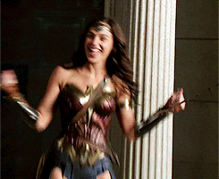 Смешная gif картинка с танцующей Gal Gadot в образе Wonder Woman.