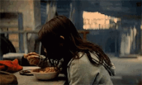 Прикольная gif картинка маленькая Дафни ест.