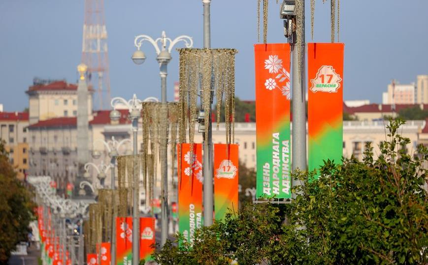Плакаты вдоль дорог в Минске ко дню народного единства.