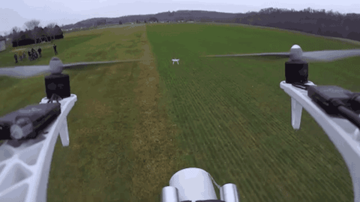 Gif картинка от первого лица, дрон атакует дрон.