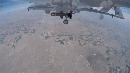 Гифка боевой дрон сбрасывает бомбу.