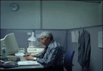 Gif картинка мужик выбросил монитор компьютера за перегородку.