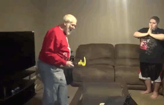 Гифка Angry grandpa Лорен, Злой дед Чарли крушит приставку плейстейшн PSP.