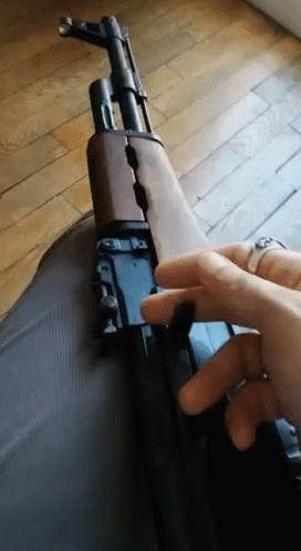 Gif картинка передёрнул затвор калаша. Gif картинка передёрнул затвор калаша.
