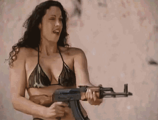 Сексуальная gif картинка девушка в купальнике стреляет из автомата калашникова по копилке. Сексуальная gif картинка девушка в купальнике стреляет из автомата калашникова по копилке.