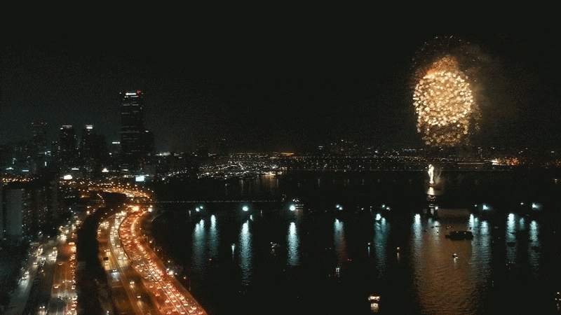 Gif картинка праздничный салют на фоне жизни ночного города. Gif картинка праздничный салют на фоне жизни ночного города.