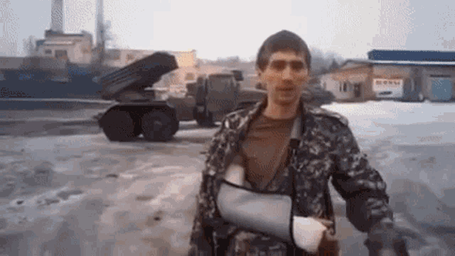Гифка момент обстрела бойцами ДНР украинских позиций из боевой машины 2Б26 РСЗО "Град" на шасси КамАЗ-5350.