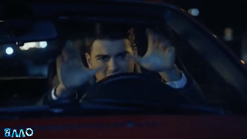 Gif картинка из кино с Дыцевичем, злится и стучит по рулю машины.