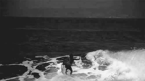 Живая gif картинка с сёрфером на морской волне. Живая gif картинка с сёрфером на морской волне.