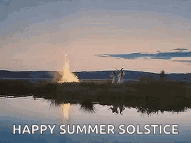 Живая gif картинка с танцами у костра ко дню летнего солнцестояния. Живая gif картинка с танцами у костра ко дню летнего солнцестояния.