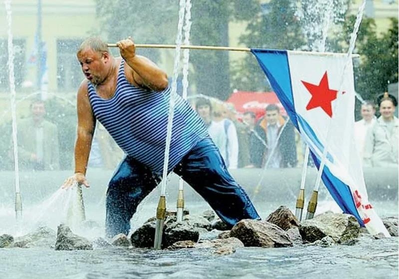 Весёлое фото матрос в фонтане с флагом ВМФ СССР.