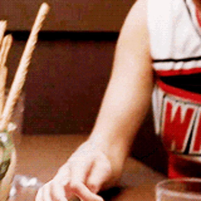 Спортсменка Glee Brittany Pierce суёт палец в рот. Спортсменка Glee Brittany Pierce суёт палец в рот.