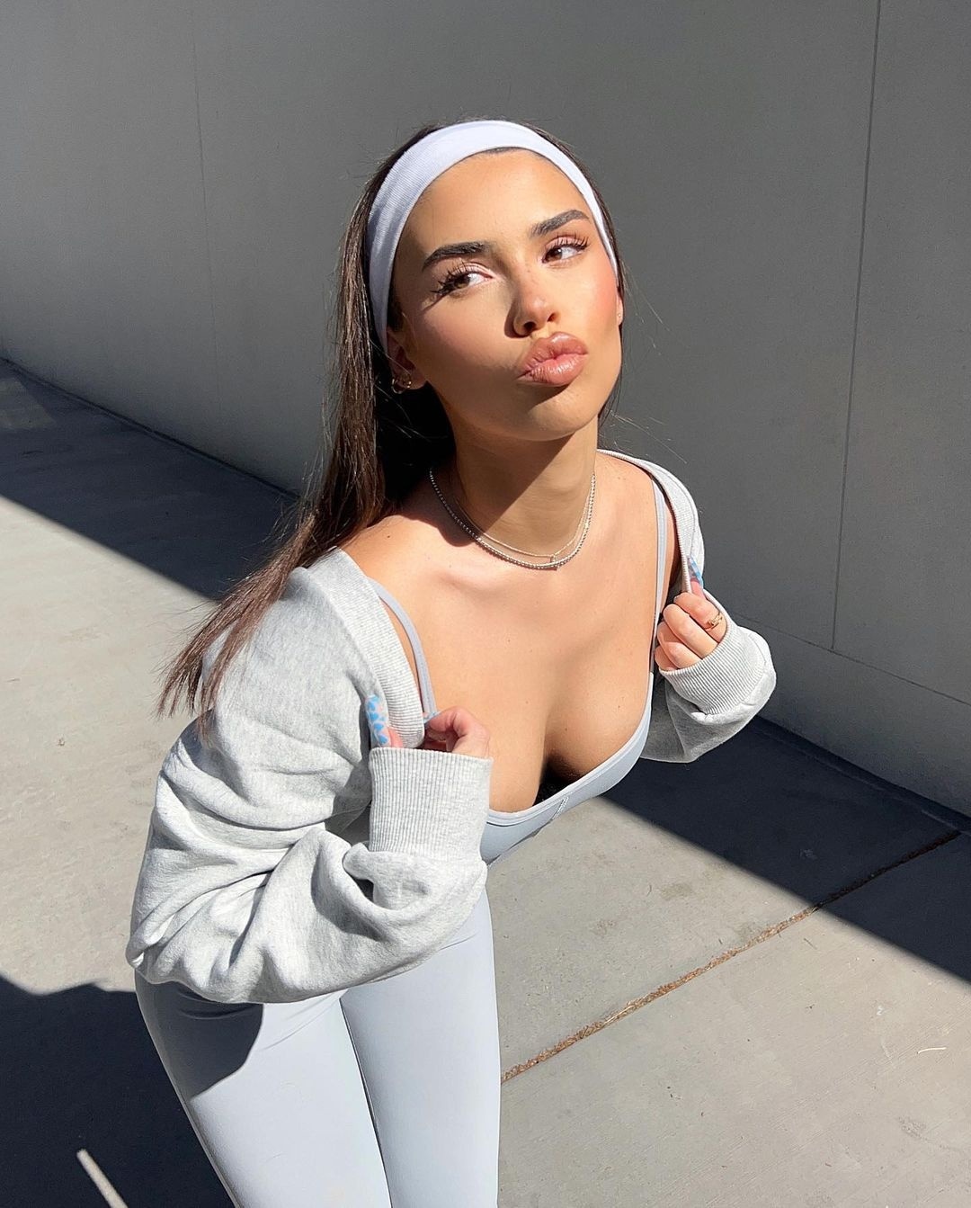 Фотка от Leah Halton, которая выпячивает грудь, слитая в сеть.