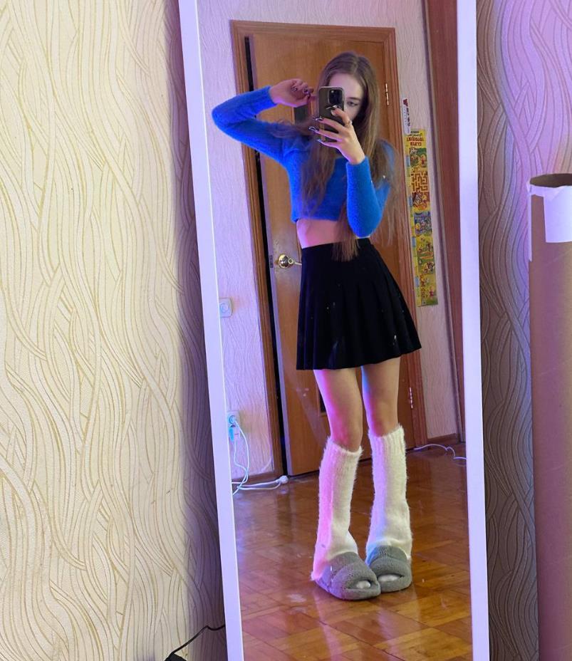 Ещё одно селфи в мини юбке. Ещё одно селфи в мини юбке.