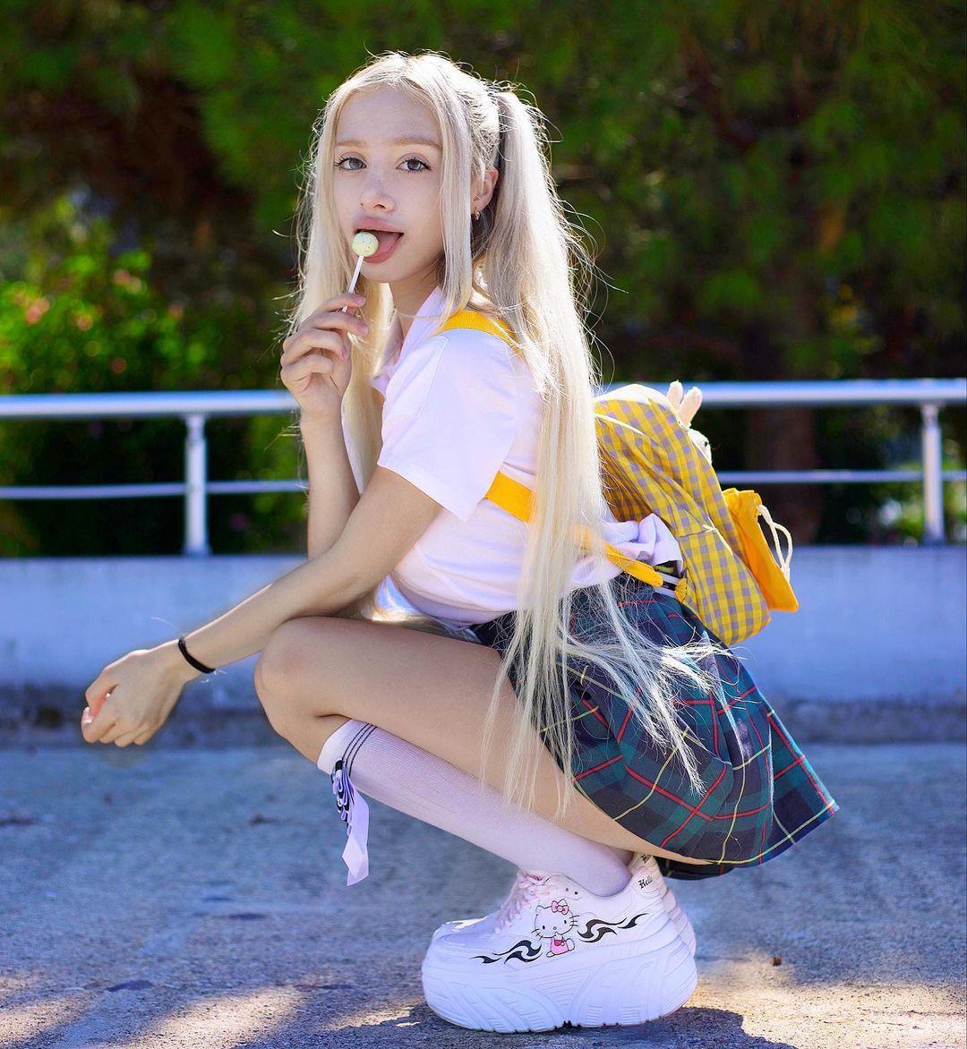 Смешная фотография LoLiBela с чупа чупсом.