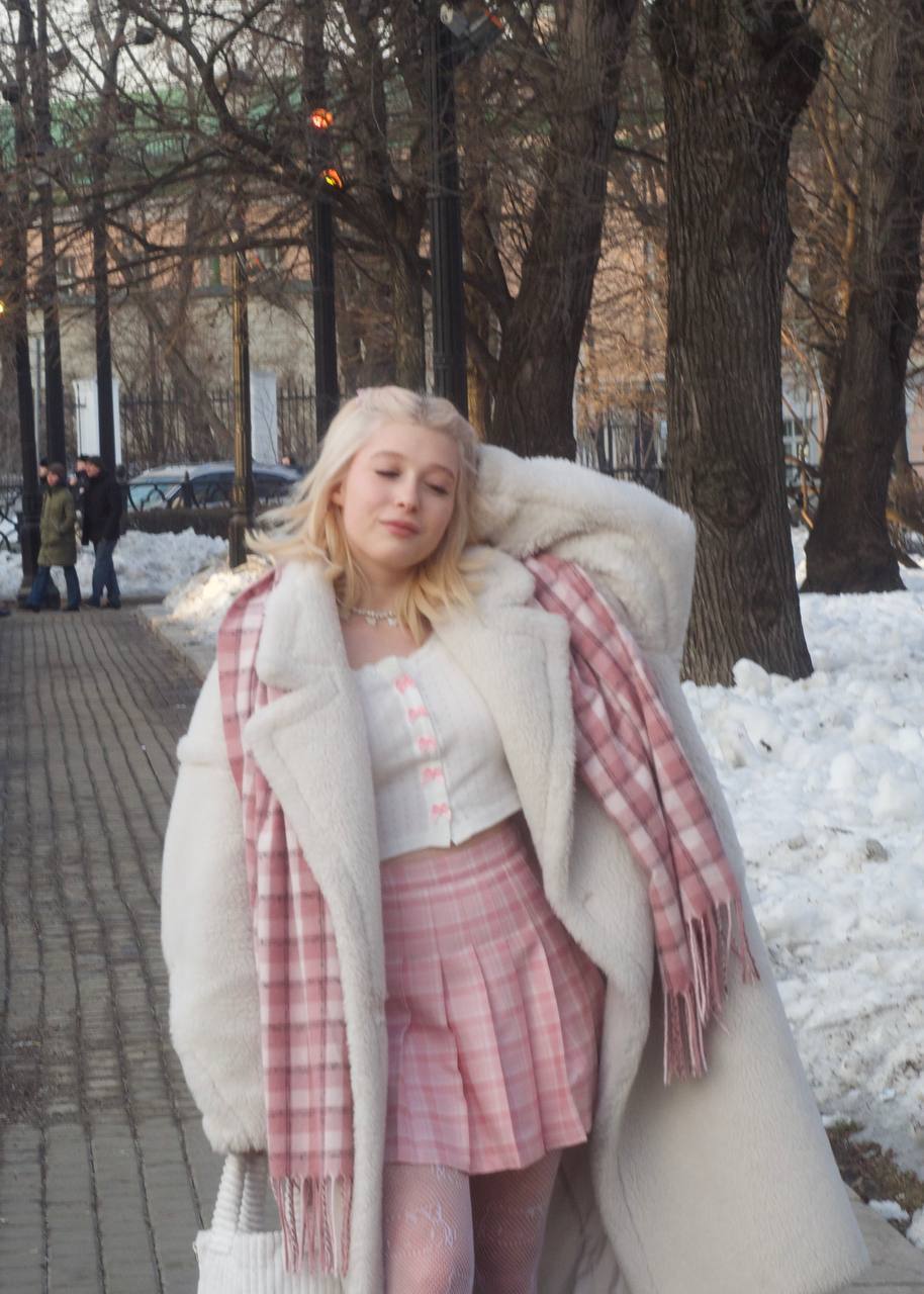 Зимние фотки в розовой юбке и белых чулках от even cute.