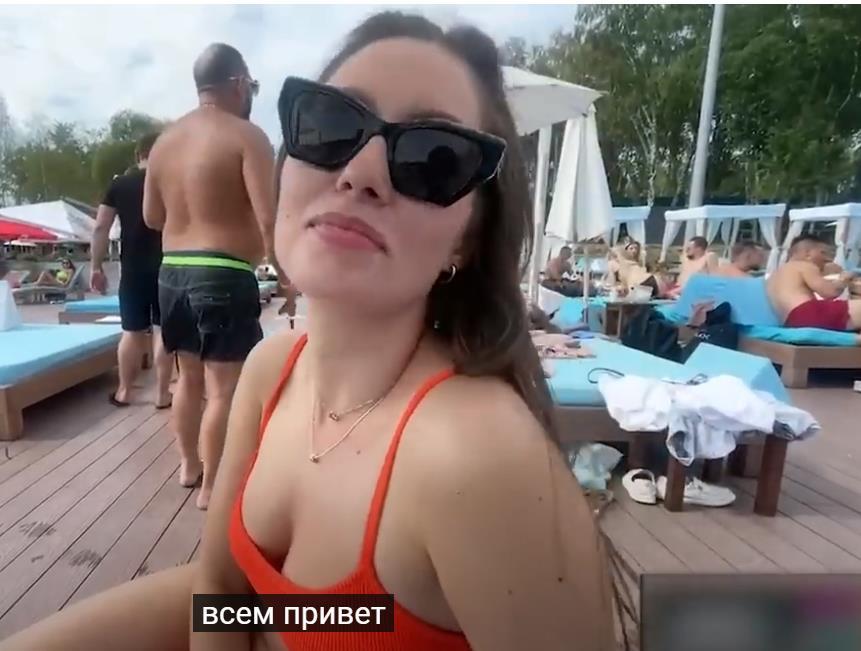 Фотка с отдыха у бассейна с Каролиной, которую слила её подруга Карина.