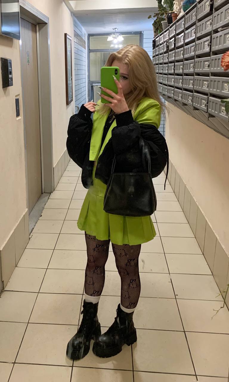 Ещё одно селфи even cute в злёной юбке и чёрных чулках в сеточку.