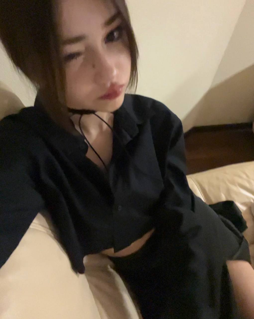 Ангелина подмигивает своим подписчикам.