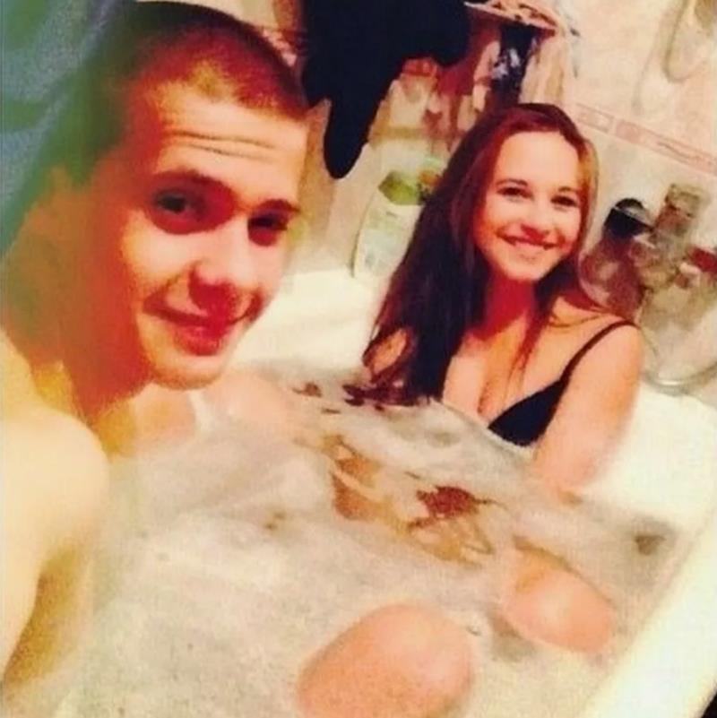 Слитая в сеть старая фотка Мишы и Арины в ванной.