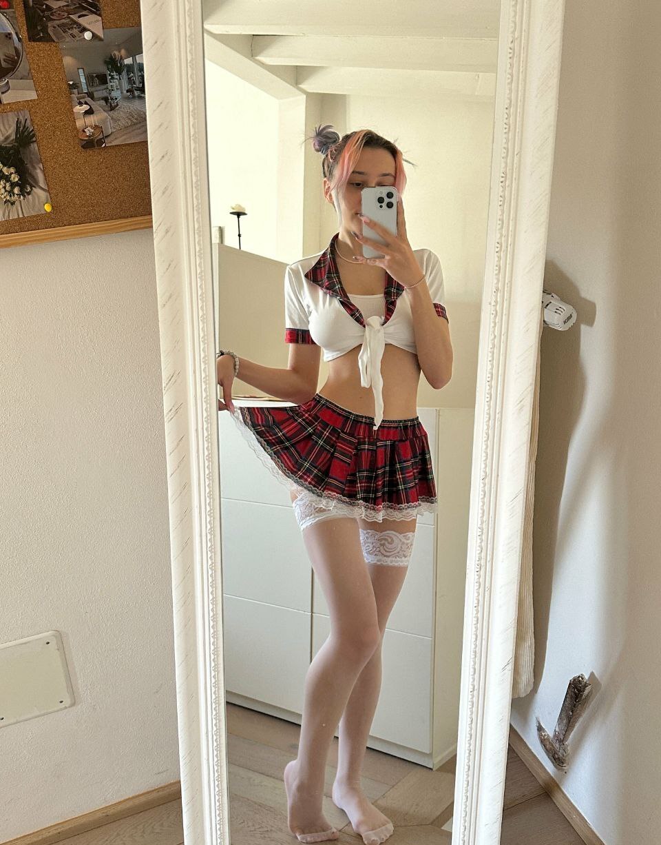 Модель Onlyfans leliloo на селфи в школьной униформе и белых чулках. Модель Onlyfans leliloo на селфи в школьной униформе и белых чулках.