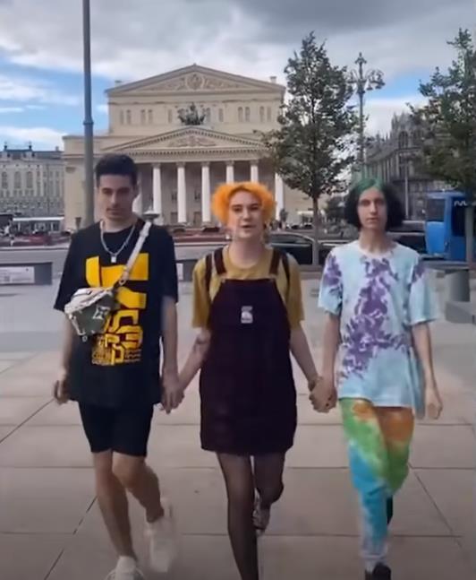 А на этом кадре фотография трэш тиктокеров "Тыквы" и Корейка.
