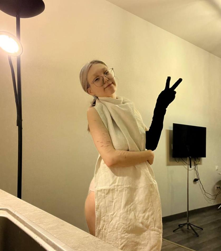 Как написала сама девушка (zzzebra) она одела этот халат на голое тело "для защиты от масла и брызгов ов фритюре".
