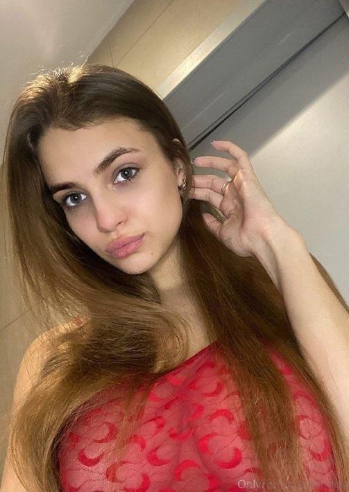 Девушке 19 лет, и её основным заработком является модельные съемки.