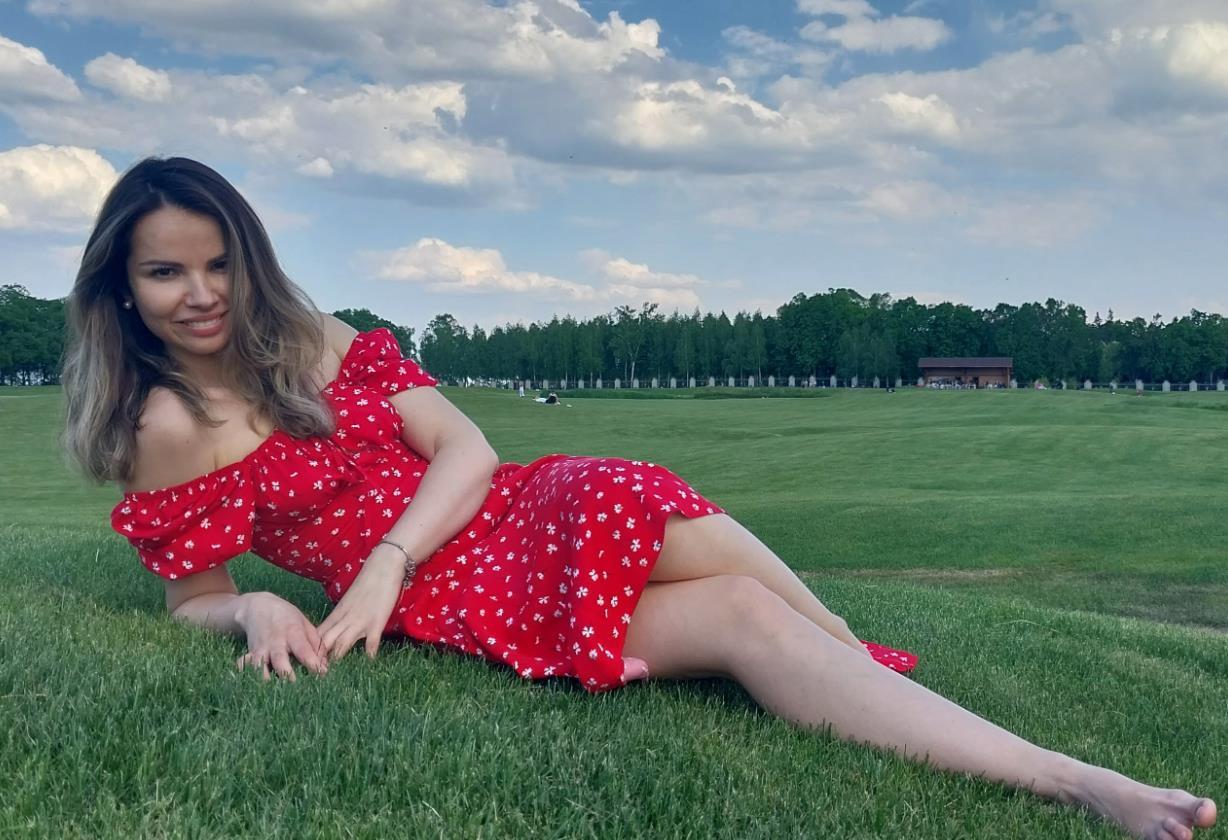 Леся Маняка на фото в платье.