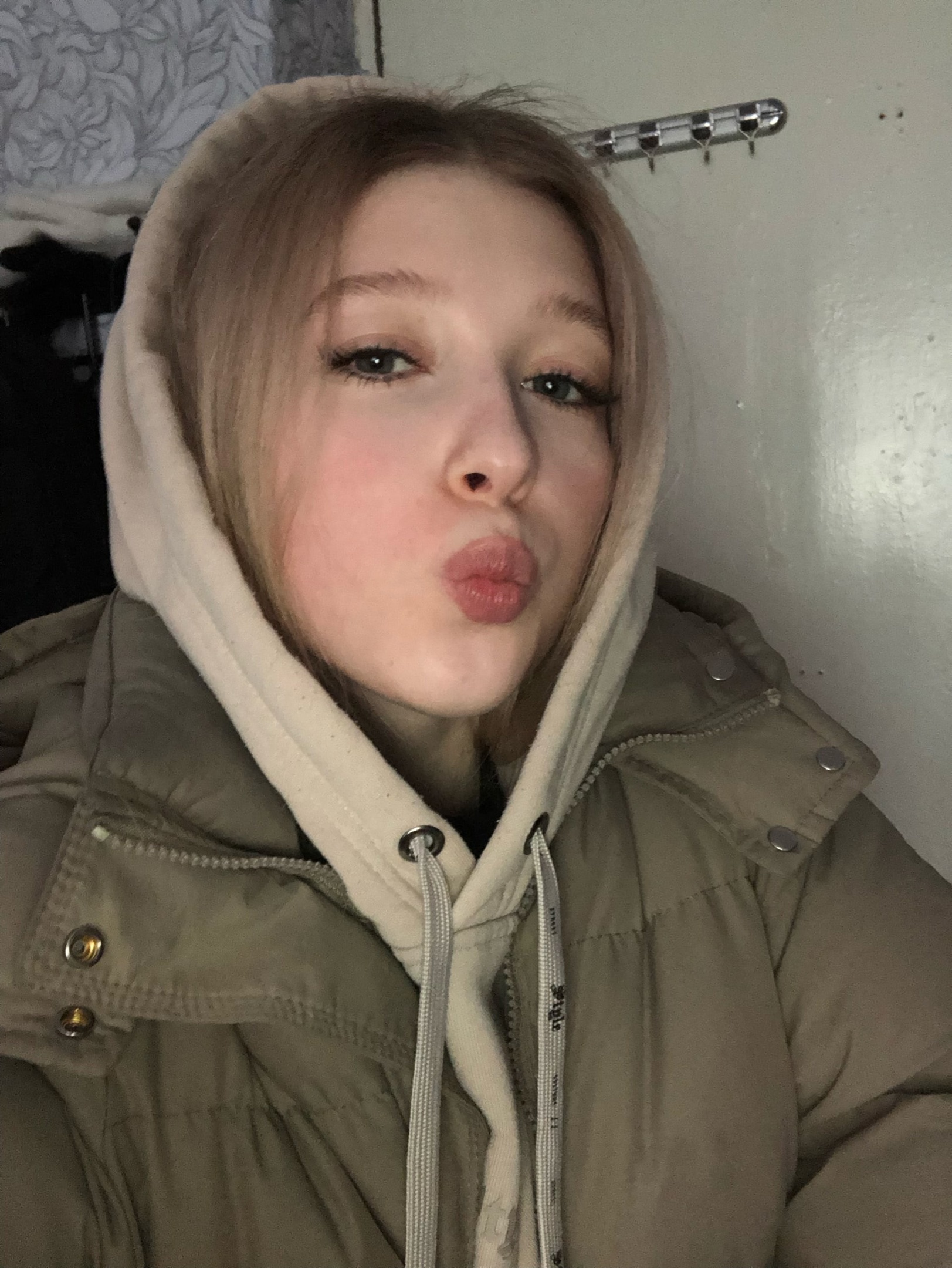 Ну куда же без селфи с губами в виде уточки.