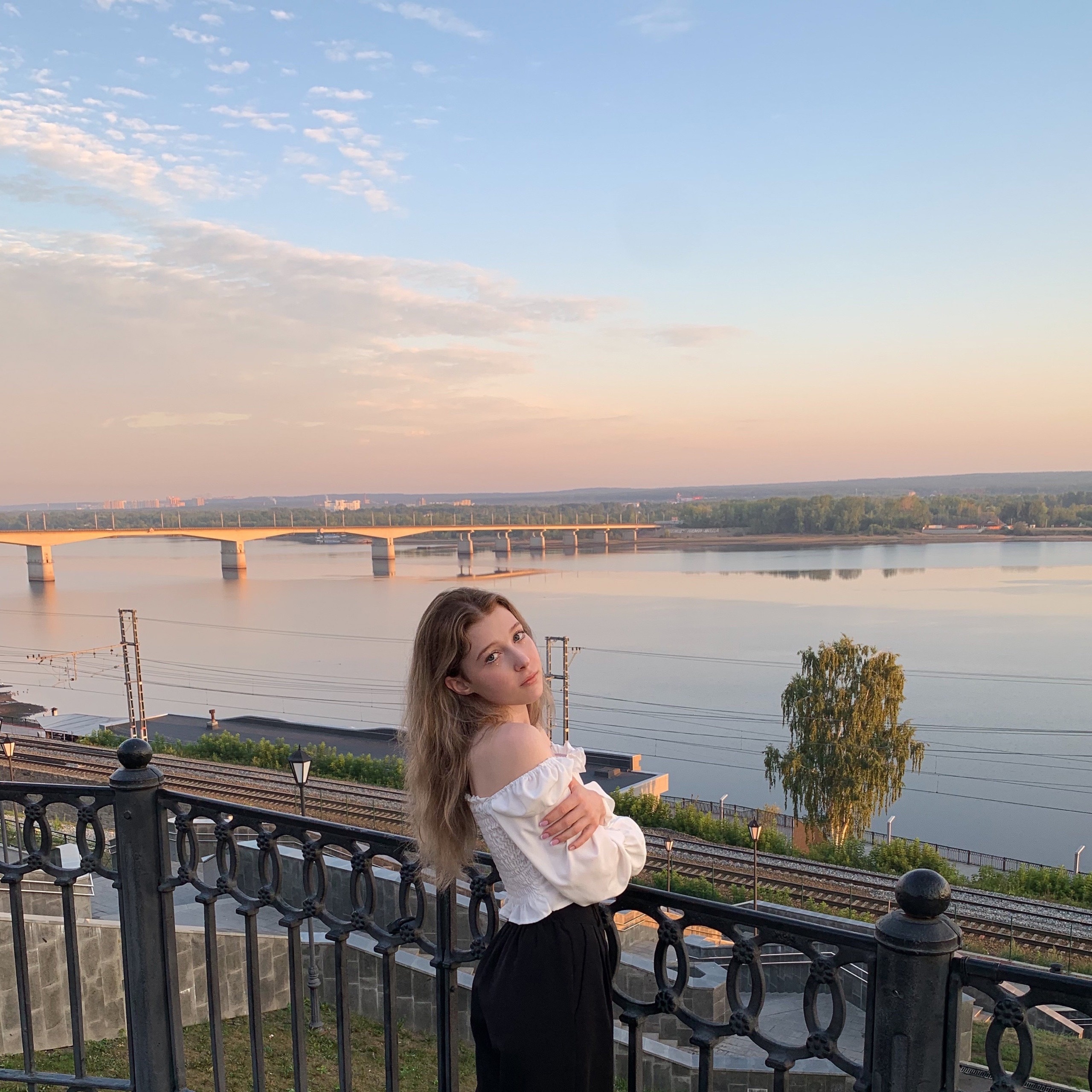 Красивый снимок even cute на фоне реки.