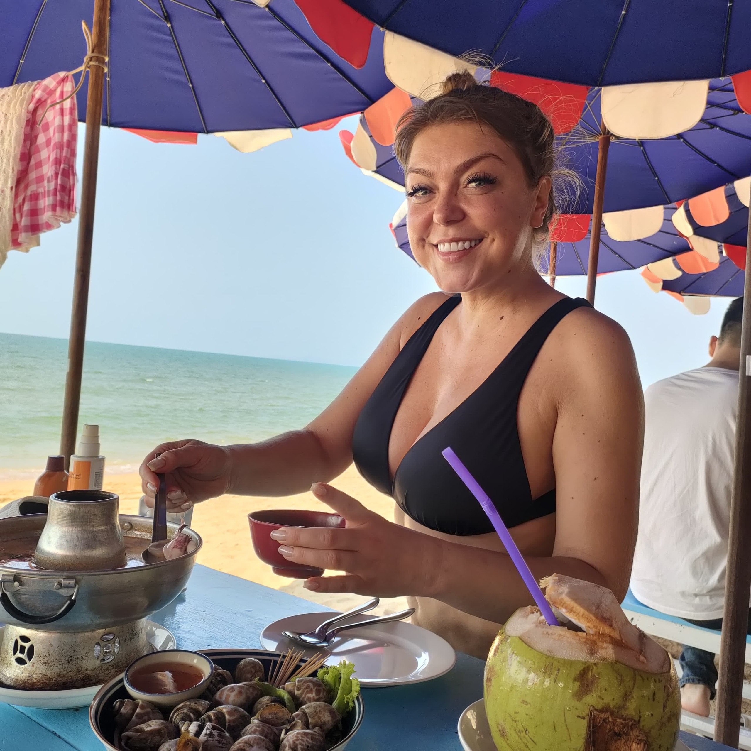 Улыбающаяся Попеча на отдыхе без макияжа в чёрном лифчике от купальника. Улыбающаяся Попеча на отдыхе без макияжа в чёрном лифчике от купальника.